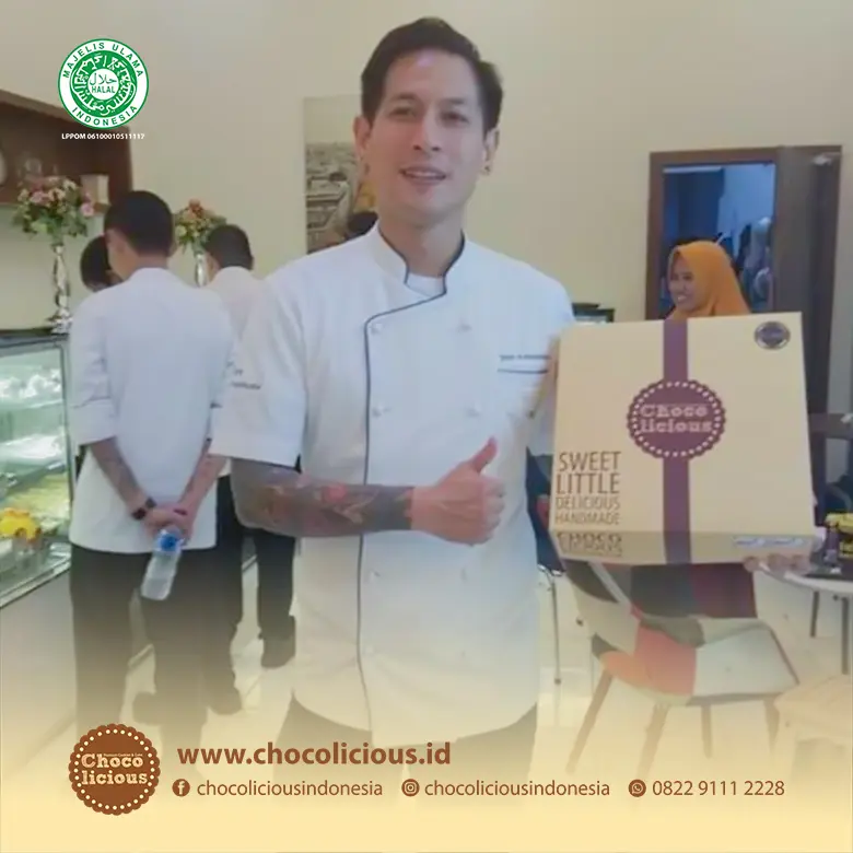 Chef Juna mengamati kue cokelat yang indah di Toko Cake Chocolicious, mengekspresikan kekagumannya terhadap cake